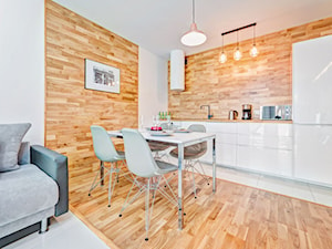 Apartament Wood & White - Mała biała jadalnia w kuchni - zdjęcie od DISENO INTERIORS - Apartamenty PREMIUM