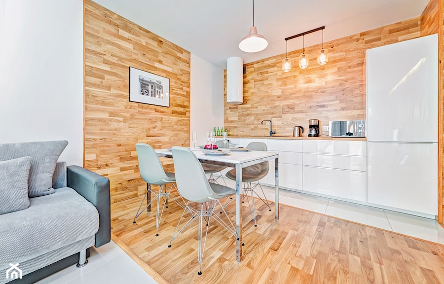 Apartament Wood & White - Mała biała jadalnia w kuchni - zdjęcie od DISENO INTERIORS - Apartamenty PREMIUM