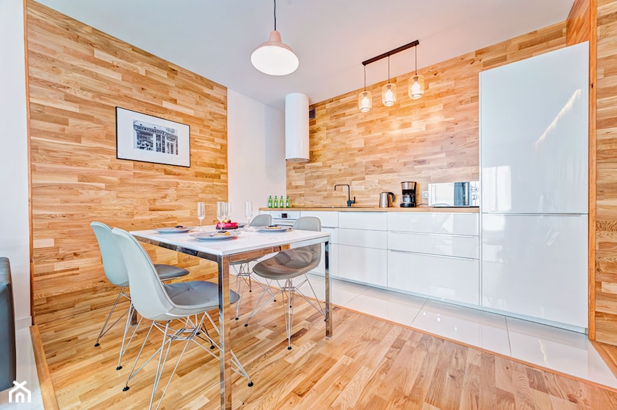Apartament Wood & White - Średnia biała jadalnia w salonie w kuchni - zdjęcie od DISENO INTERIORS - Apartamenty PREMIUM