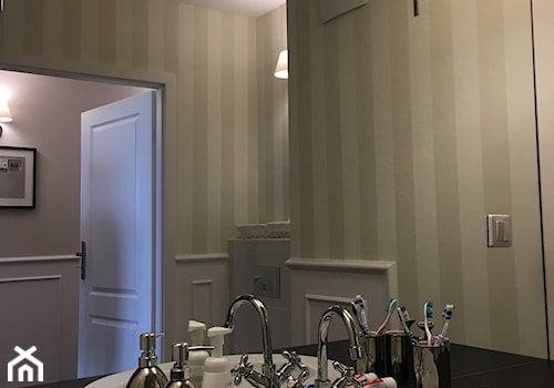 Angielska Elegancja - Styl Hampton - Mała na poddaszu bez okna łazienka, styl rustykalny - zdjęcie od DISENO INTERIORS - Apartamenty PREMIUM