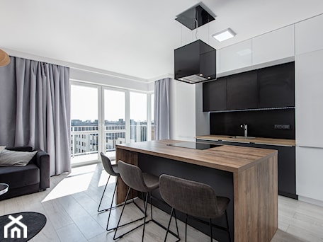 Aranżacje wnętrz - Kuchnia: Realizacja Modern Small Apartment - Średnia z salonem biała z zabudowaną lodówką z podblatowym zlewozmywakiem kuchnia jednorzędowa z wyspą lub półwyspem z oknem - DISENO INTERIORS - Apartamenty PREMIUM. Przeglądaj, dodawaj i zapisuj najlepsze zdjęcia, pomysły i inspiracje designerskie. W bazie mamy już prawie milion fotografii!