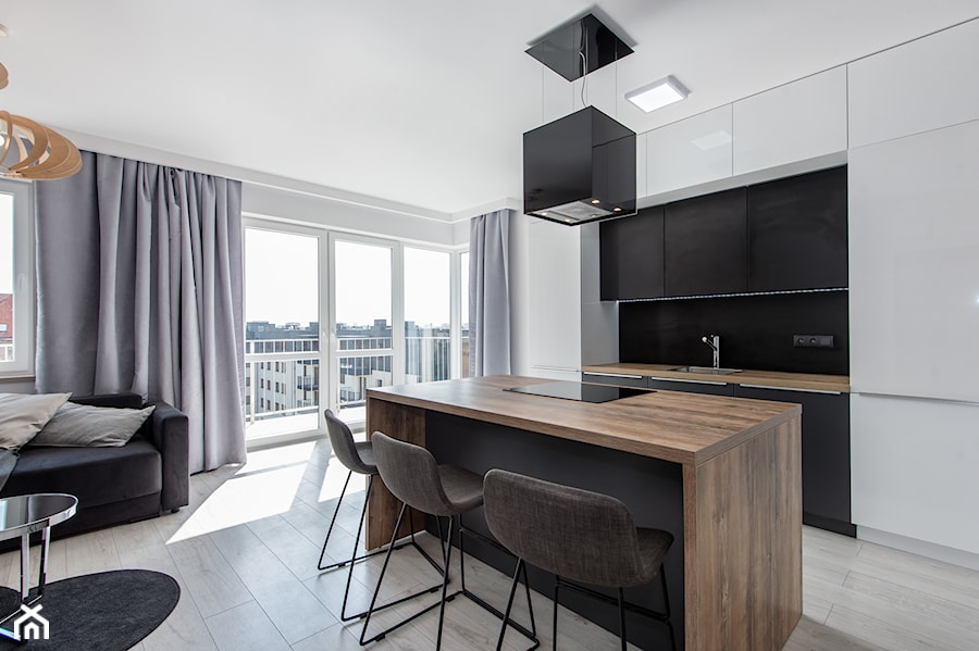 Realizacja Modern Small Apartment - Średnia z salonem biała z zabudowaną lodówką z podblatowym zlewozmywakiem kuchnia jednorzędowa z wyspą lub półwyspem z oknem - zdjęcie od DISENO INTERIORS - Apartamenty PREMIUM