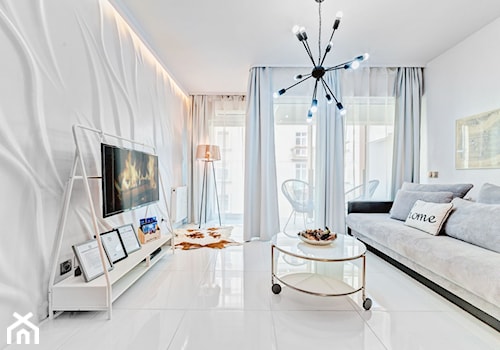 Apartament Wood & White - Średni biały salon z tarasem / balkonem - zdjęcie od DISENO INTERIORS - Apartamenty PREMIUM