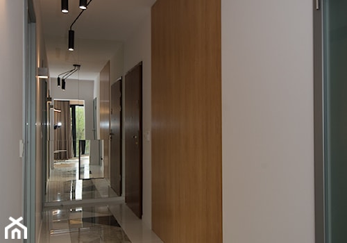 Realizacja Apartamentu z widokiem na Park - Średni biały szary hol / przedpokój - zdjęcie od DISENO INTERIORS - Apartamenty PREMIUM