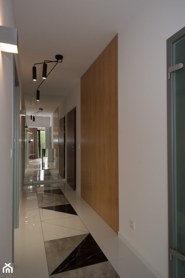 Realizacja Apartamentu z widokiem na Park - Średni biały szary hol / przedpokój - zdjęcie od DISENO INTERIORS - Apartamenty PREMIUM
