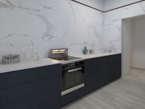 Loft 33 - Średnia zamknięta z kamiennym blatem biała z zabudowaną lodówką kuchnia jednorzędowa z marmurem nad blatem kuchennym - zdjęcie od DISENO INTERIORS - Apartamenty PREMIUM