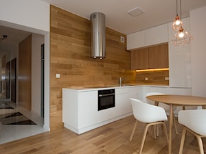 Realizacja Apartamentu z widokiem na Park - Średnia otwarta beżowa biała z zabudowaną lodówką z podblatowym zlewozmywakiem kuchnia w kształcie litery l - zdjęcie od DISENO INTERIORS - Apartamenty PREMIUM