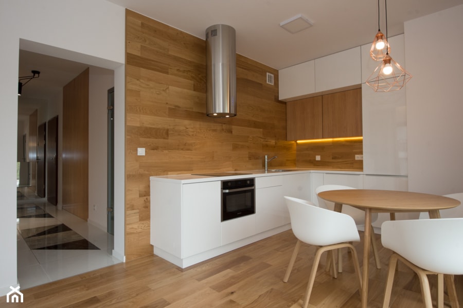 Realizacja Apartamentu z widokiem na Park - Średnia otwarta beżowa biała z zabudowaną lodówką z podblatowym zlewozmywakiem kuchnia w kształcie litery l - zdjęcie od DISENO INTERIORS - Apartamenty PREMIUM