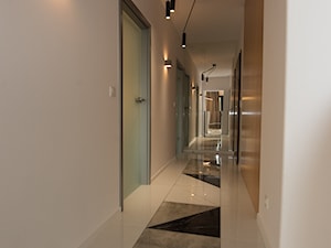 Realizacja Apartamentu z widokiem na Park - Duży biały hol / przedpokój - zdjęcie od DISENO INTERIORS - Apartamenty PREMIUM