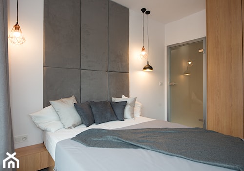 Realizacja Apartamentu z widokiem na Park - Mała biała sypialnia - zdjęcie od DISENO INTERIORS - Apartamenty PREMIUM