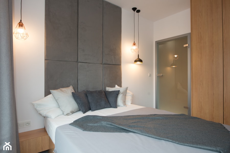 Realizacja Apartamentu z widokiem na Park - Mała biała sypialnia - zdjęcie od DISENO INTERIORS - Apartamenty PREMIUM