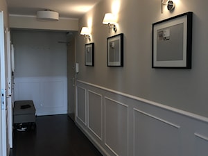 Angielska Elegancja - Styl Hampton - Duży beżowy biały hol / przedpokój, styl rustykalny - zdjęcie od DISENO INTERIORS - Apartamenty PREMIUM