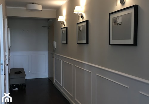 Angielska Elegancja - Styl Hampton - Duży beżowy biały hol / przedpokój, styl rustykalny - zdjęcie od DISENO INTERIORS - Apartamenty PREMIUM