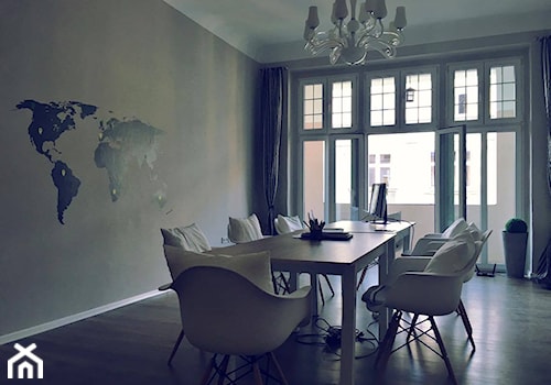 Średnia szara jadalnia jako osobne pomieszczenie - zdjęcie od DISENO INTERIORS - Apartamenty PREMIUM