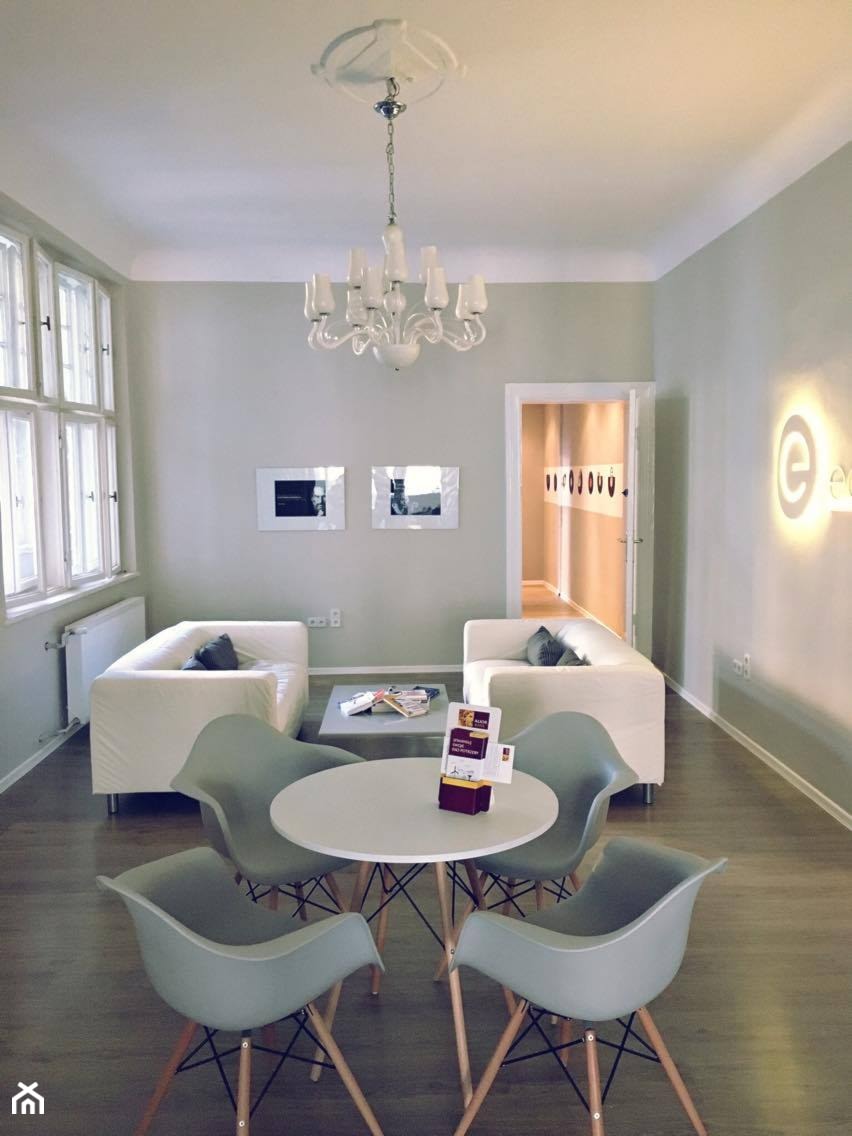 Średnia szara jadalnia w salonie - zdjęcie od DISENO INTERIORS - Apartamenty PREMIUM