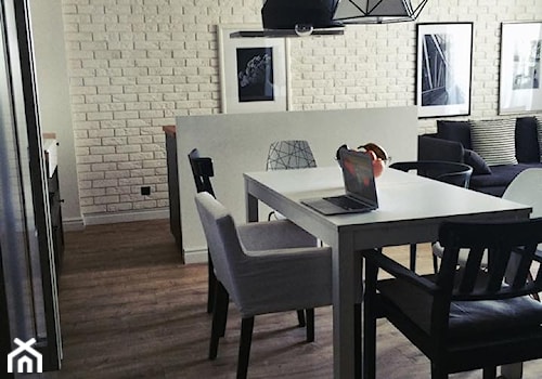 Skandynawski minimalizm - w centrum Poznania - Średnia szara jadalnia jako osobne pomieszczenie - zdjęcie od DISENO INTERIORS - Apartamenty PREMIUM