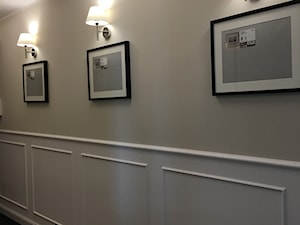 Angielska Elegancja - Styl Hampton - Beżowy biały hol / przedpokój, styl rustykalny - zdjęcie od DISENO INTERIORS - Apartamenty PREMIUM