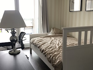 Angielska Elegancja - Styl Hampton - Mała beżowa biała z biurkiem sypialnia z balkonem / tarasem, styl rustykalny - zdjęcie od DISENO INTERIORS - Apartamenty PREMIUM