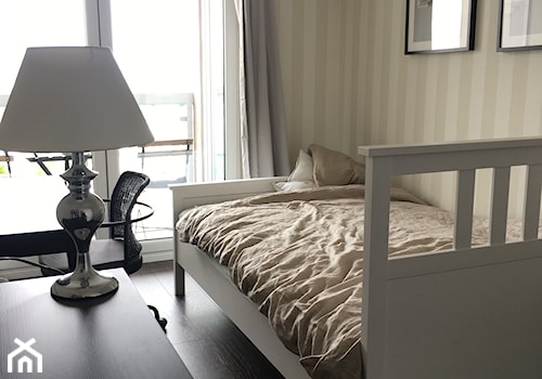 Angielska Elegancja - Styl Hampton - Mała beżowa biała z biurkiem sypialnia z balkonem / tarasem, styl rustykalny - zdjęcie od DISENO INTERIORS - Apartamenty PREMIUM