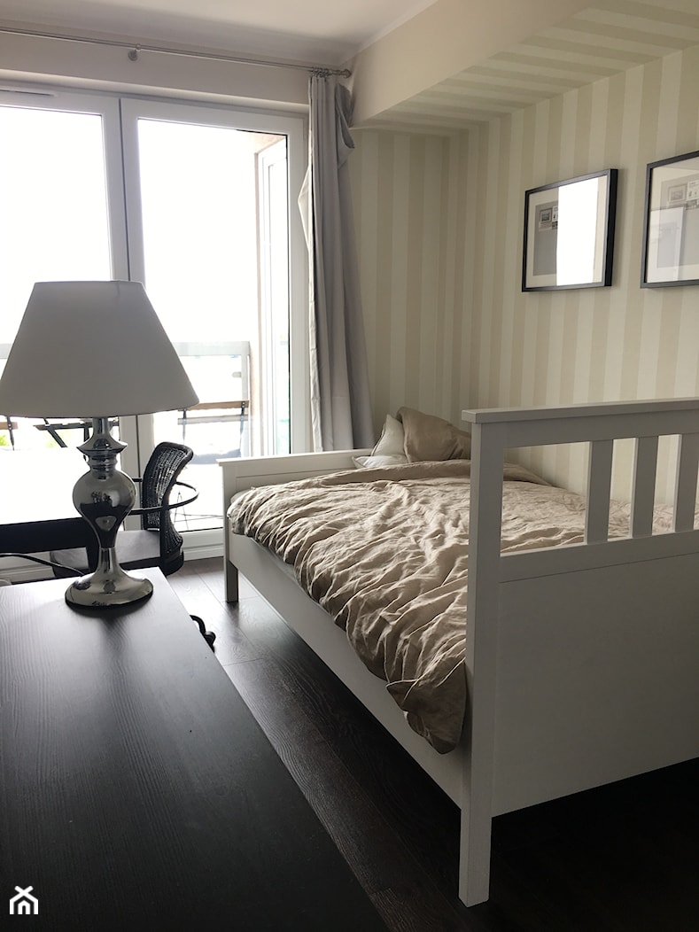 Angielska Elegancja - Styl Hampton - Mała beżowa biała z biurkiem sypialnia z balkonem / tarasem, s ... - zdjęcie od DISENO INTERIORS - Apartamenty PREMIUM - Homebook