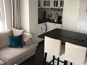 Angielska Elegancja - Styl Hampton - Mały biały szary salon z kuchnią z jadalnią, styl rustykalny - zdjęcie od DISENO INTERIORS - Apartamenty PREMIUM