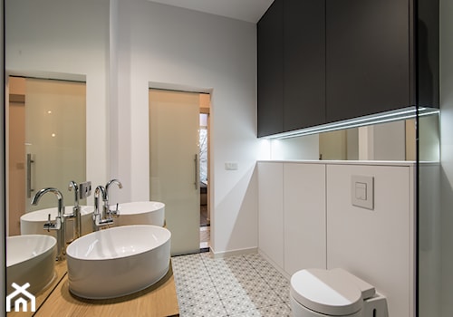 Eleganski Minimalizm - Realizacja - Mała bez okna z lustrem z dwoma umywalkami łazienka - zdjęcie od DISENO INTERIORS - Apartamenty PREMIUM
