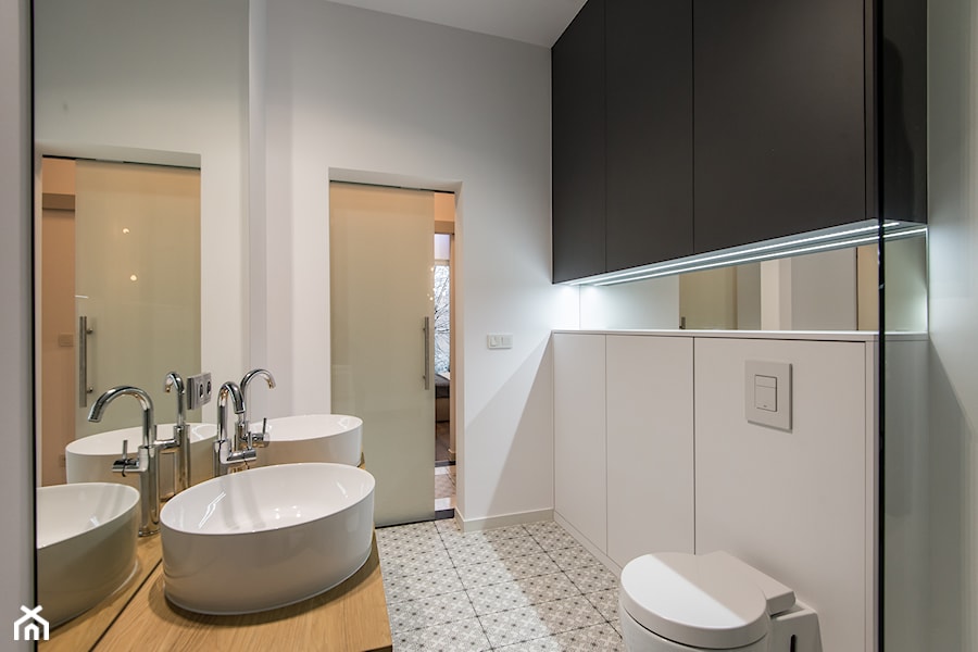 Eleganski Minimalizm - Realizacja - Mała bez okna z lustrem z dwoma umywalkami łazienka - zdjęcie od DISENO INTERIORS - Apartamenty PREMIUM