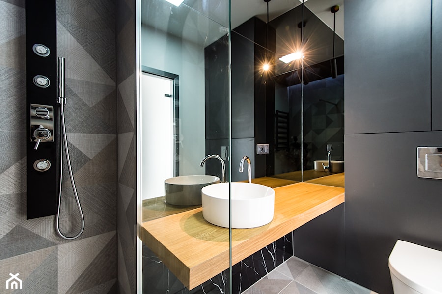 Realizacja Modern Small Apartment - Mała bez okna z lustrem łazienka - zdjęcie od DISENO INTERIORS - Apartamenty PREMIUM