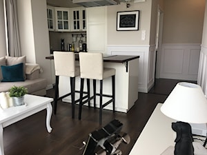 Angielska Elegancja - Styl Hampton - Mały biały brązowy salon z kuchnią z jadalnią, styl rustykalny - zdjęcie od DISENO INTERIORS - Apartamenty PREMIUM