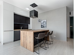 Realizacja Modern Small Apartment - Średnia z salonem biała z zabudowaną lodówką z podblatowym zlewozmywakiem kuchnia dwurzędowa z wyspą lub półwyspem - zdjęcie od DISENO INTERIORS - Apartamenty PREMIUM