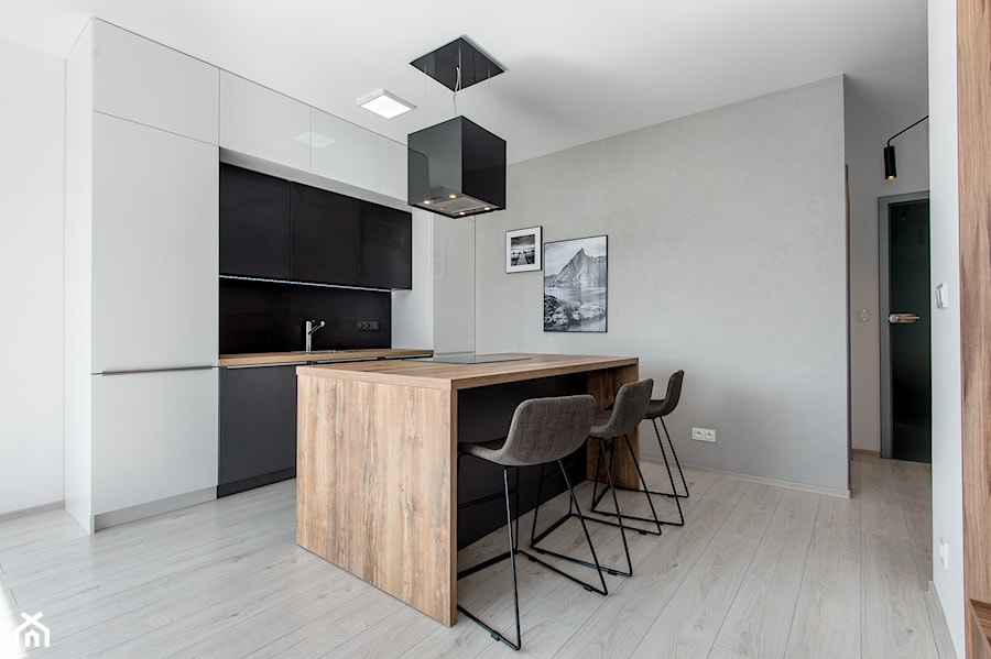 Realizacja Modern Small Apartment - Średnia z salonem biała z zabudowaną lodówką z podblatowym zlewozmywakiem kuchnia dwurzędowa z wyspą lub półwyspem - zdjęcie od DISENO INTERIORS - Apartamenty PREMIUM