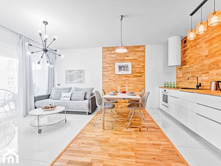 Aranżacje wnętrz - Kuchnia: Apartament Wood & White - Średnia z salonem biała z zabudowaną lodówką z podblatowym zlewozmywakiem kuchnia jednorzędowa - DISENO INTERIORS - Apartamenty PREMIUM. Przeglądaj, dodawaj i zapisuj najlepsze zdjęcia, pomysły i inspiracje designerskie. W bazie mamy już prawie milion fotografii!