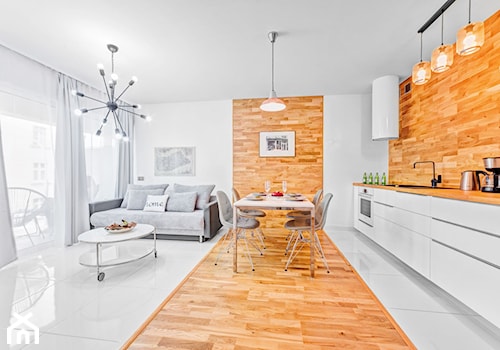 Apartament Wood & White - Średnia z salonem biała z zabudowaną lodówką z podblatowym zlewozmywakiem kuchnia jednorzędowa - zdjęcie od DISENO INTERIORS - Apartamenty PREMIUM