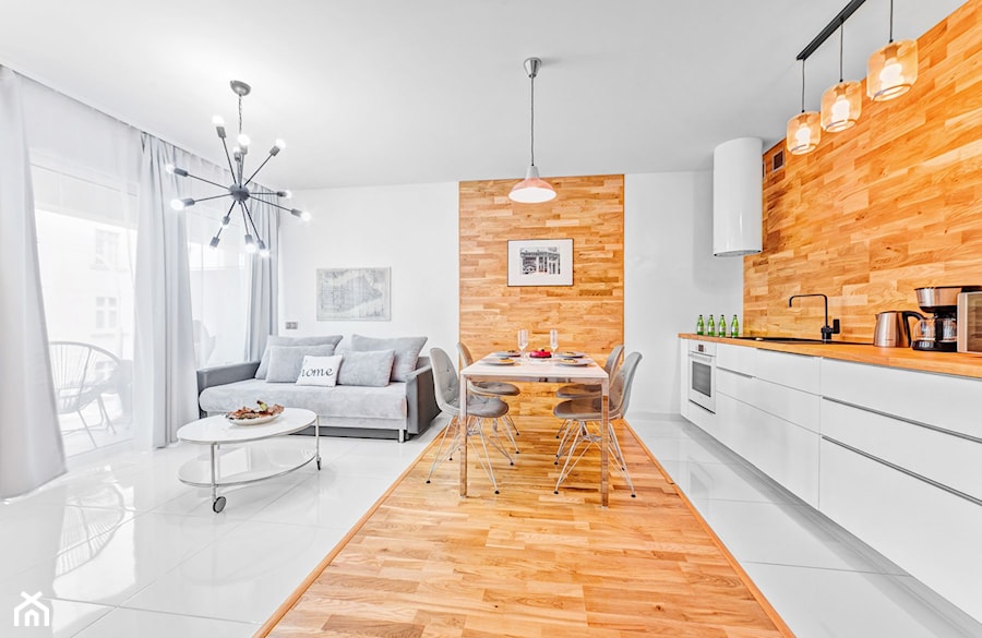 Apartament Wood & White - Średnia z salonem biała z zabudowaną lodówką z podblatowym zlewozmywakiem kuchnia jednorzędowa - zdjęcie od DISENO INTERIORS - Apartamenty PREMIUM