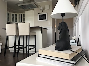 Angielska Elegancja - Styl Hampton - Mała otwarta z salonem beżowa biała z zabudowaną lodówką kuchnia w kształcie litery l z wyspą lub półwyspem, styl rustykalny - zdjęcie od DISENO INTERIORS - Apartamenty PREMIUM