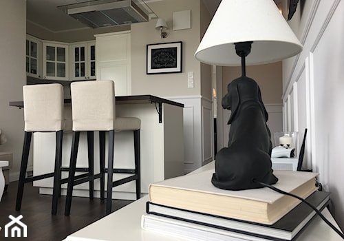 Angielska Elegancja - Styl Hampton - Mała otwarta z salonem beżowa biała z zabudowaną lodówką kuchnia w kształcie litery l z wyspą lub półwyspem, styl rustykalny - zdjęcie od DISENO INTERIORS - Apartamenty PREMIUM