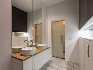 Eleganski Minimalizm - Realizacja - Średnia bez okna z lustrem z dwoma umywalkami łazienka - zdjęcie od DISENO INTERIORS - Apartamenty PREMIUM