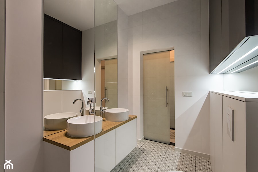 Eleganski Minimalizm - Realizacja - Średnia bez okna z lustrem z dwoma umywalkami łazienka - zdjęcie od DISENO INTERIORS - Apartamenty PREMIUM