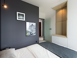 Realizacja Modern Small Apartment - Mała biała czarna sypialnia - zdjęcie od DISENO INTERIORS - Apartamenty PREMIUM