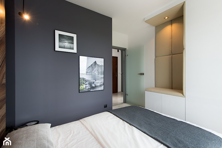 Realizacja Modern Small Apartment - Mała biała czarna sypialnia - zdjęcie od DISENO INTERIORS - Apartamenty PREMIUM