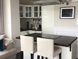 Angielska Elegancja - Styl Hampton - Średnia otwarta z salonem szara z zabudowaną lodówką kuchnia w kształcie litery u z wyspą lub półwyspem z oknem, styl rustykalny - zdjęcie od DISENO INTERIORS - Apartamenty PREMIUM