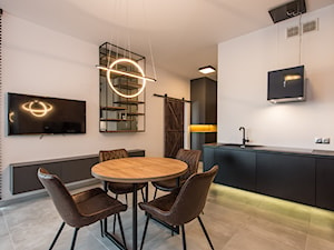 Realizacja - Apartament przy Parku - Średnia otwarta z salonem biała z zabudowaną lodówką z nablatowym zlewozmywakiem kuchnia w kształcie litery l z oknem - zdjęcie od DISENO INTERIORS - Apartamenty PREMIUM