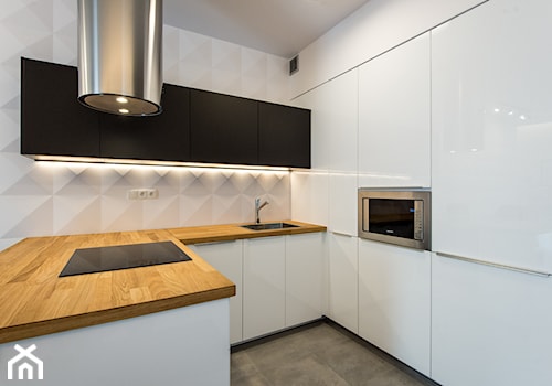 Realizacja- Nowoczesny Apartament W Centrum Poznania - Mała otwarta biała z zabudowaną lodówką z podblatowym zlewozmywakiem kuchnia w kształcie litery u - zdjęcie od DISENO INTERIORS - Apartamenty PREMIUM