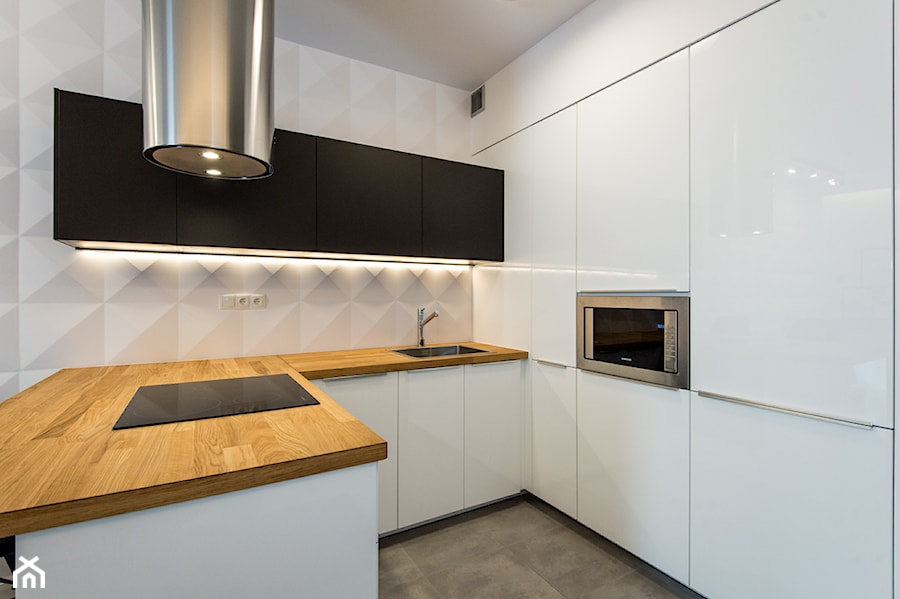 Realizacja- Nowoczesny Apartament W Centrum Poznania - Mała otwarta biała z zabudowaną lodówką z podblatowym zlewozmywakiem kuchnia w kształcie litery u - zdjęcie od DISENO INTERIORS - Apartamenty PREMIUM