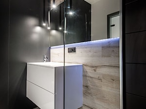 Realizacja Nowoczesny Minimalizm - Mała bez okna z lustrem łazienka - zdjęcie od DISENO INTERIORS - Apartamenty PREMIUM
