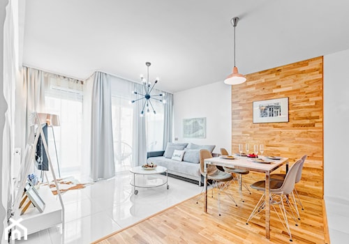 Apartament Wood & White - Średni biały salon z jadalnią - zdjęcie od DISENO INTERIORS - Apartamenty PREMIUM