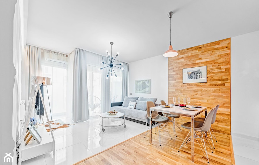 Apartament Wood & White - Średni biały salon z jadalnią - zdjęcie od DISENO INTERIORS - Apartamenty PREMIUM