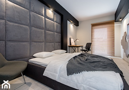 Realizacja - Apartament w stylu industrialnym - Średnia biała czarna z biurkiem z panelami tapicerowanymi sypialnia z balkonem / tarasem - zdjęcie od DISENO INTERIORS - Apartamenty PREMIUM