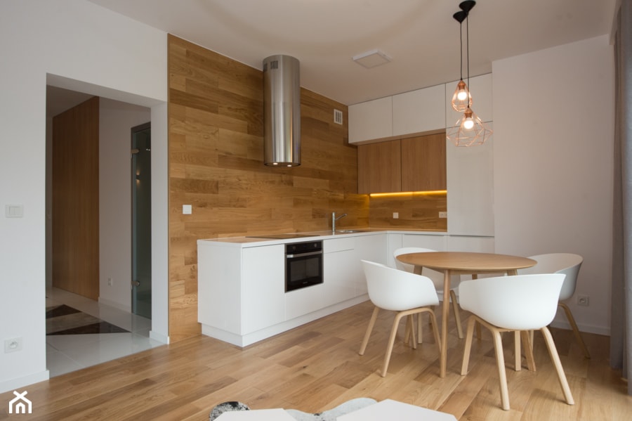 Realizacja Apartamentu z widokiem na Park - Mała z salonem beżowa biała z zabudowaną lodówką z podblatowym zlewozmywakiem kuchnia w kształcie litery l - zdjęcie od DISENO INTERIORS - Apartamenty PREMIUM