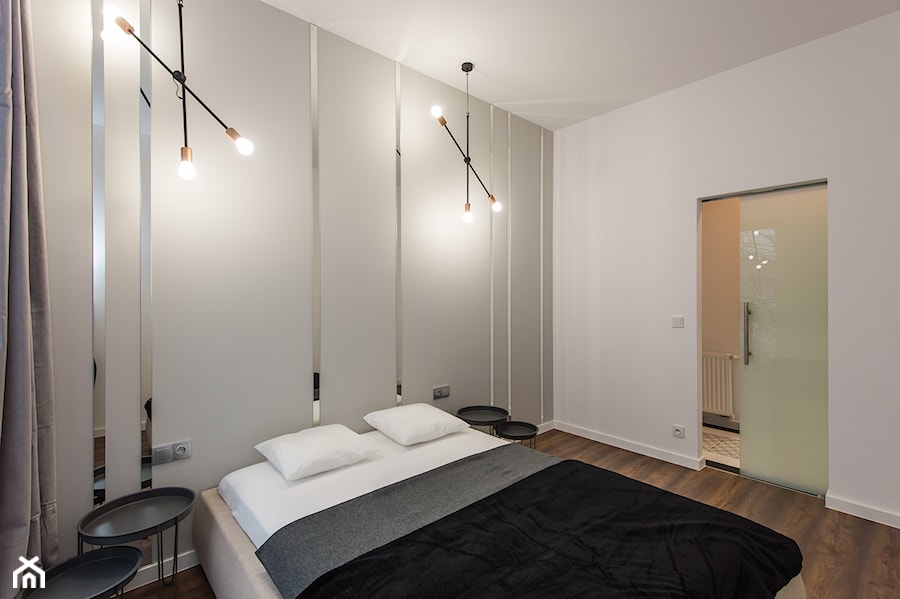 Eleganski Minimalizm - Realizacja - Średnia biała szara sypialnia - zdjęcie od DISENO INTERIORS - Apartamenty PREMIUM
